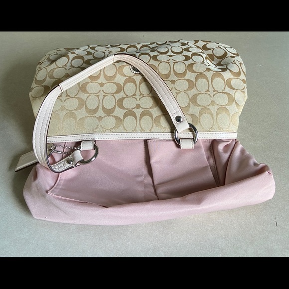 Coach purse. - Picture 4 of 16